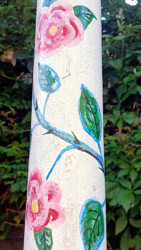 Roses winding up the lamp