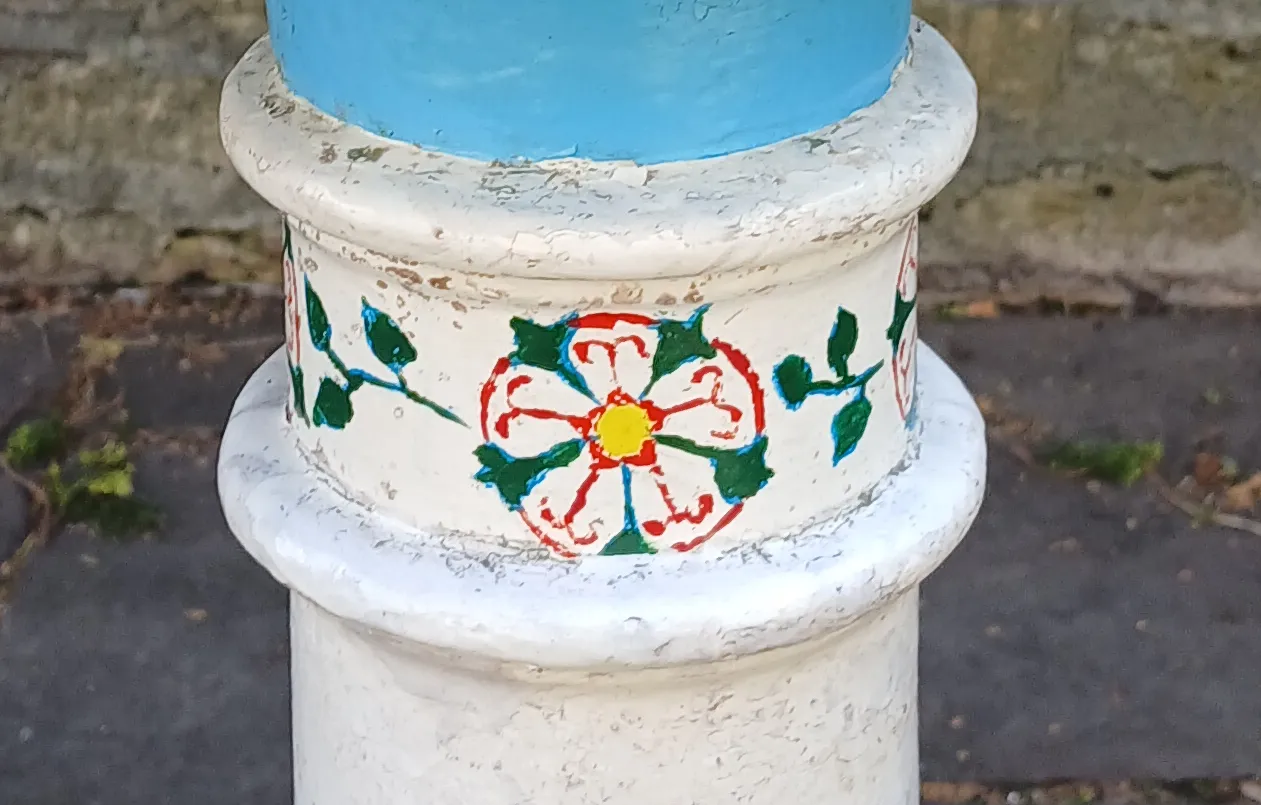 Tudor roses on the lamp