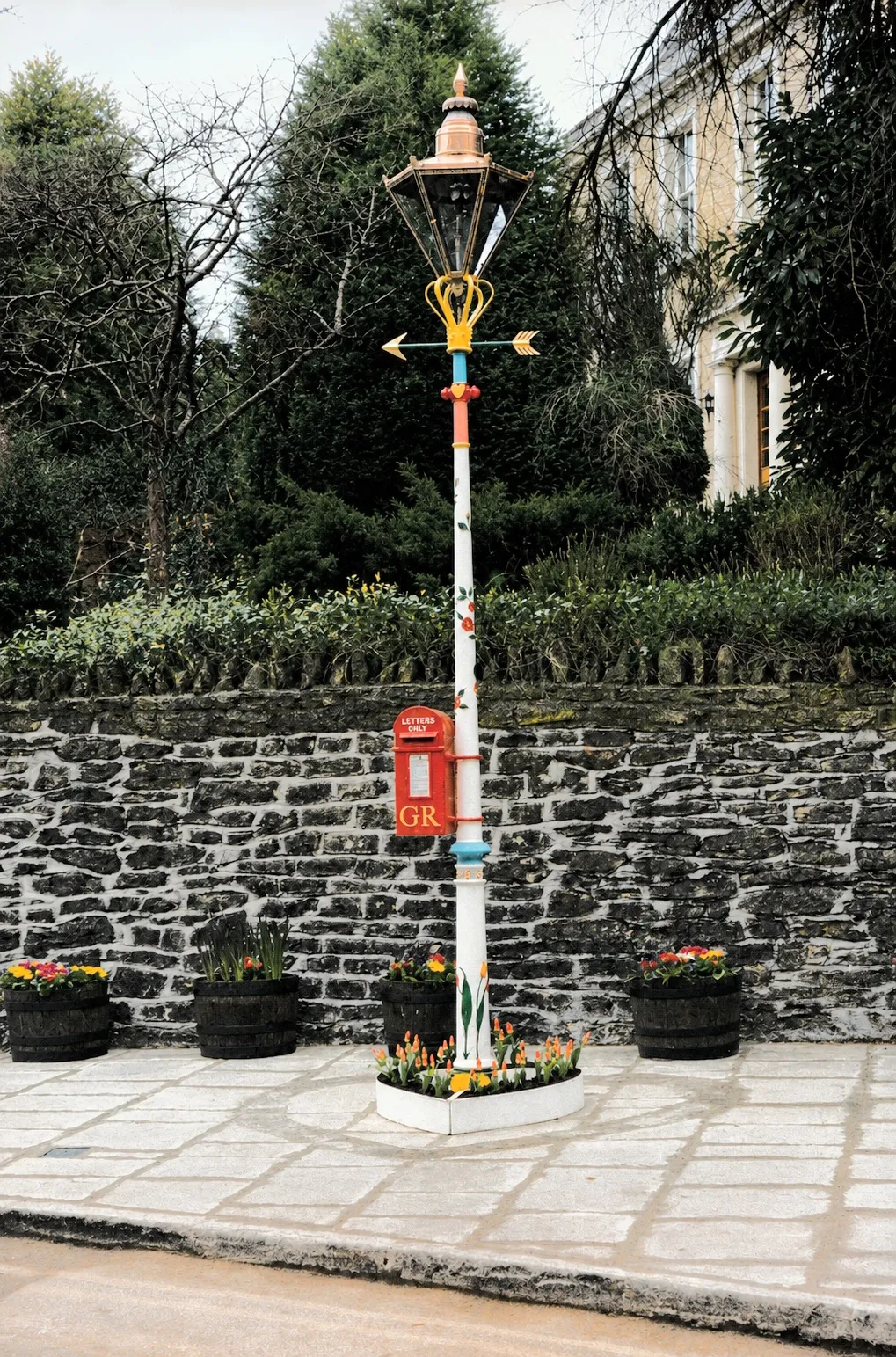 The Frome Valentine Lamp standing in Valentine Square in 1993, with the George V posting box and tulips around the base.