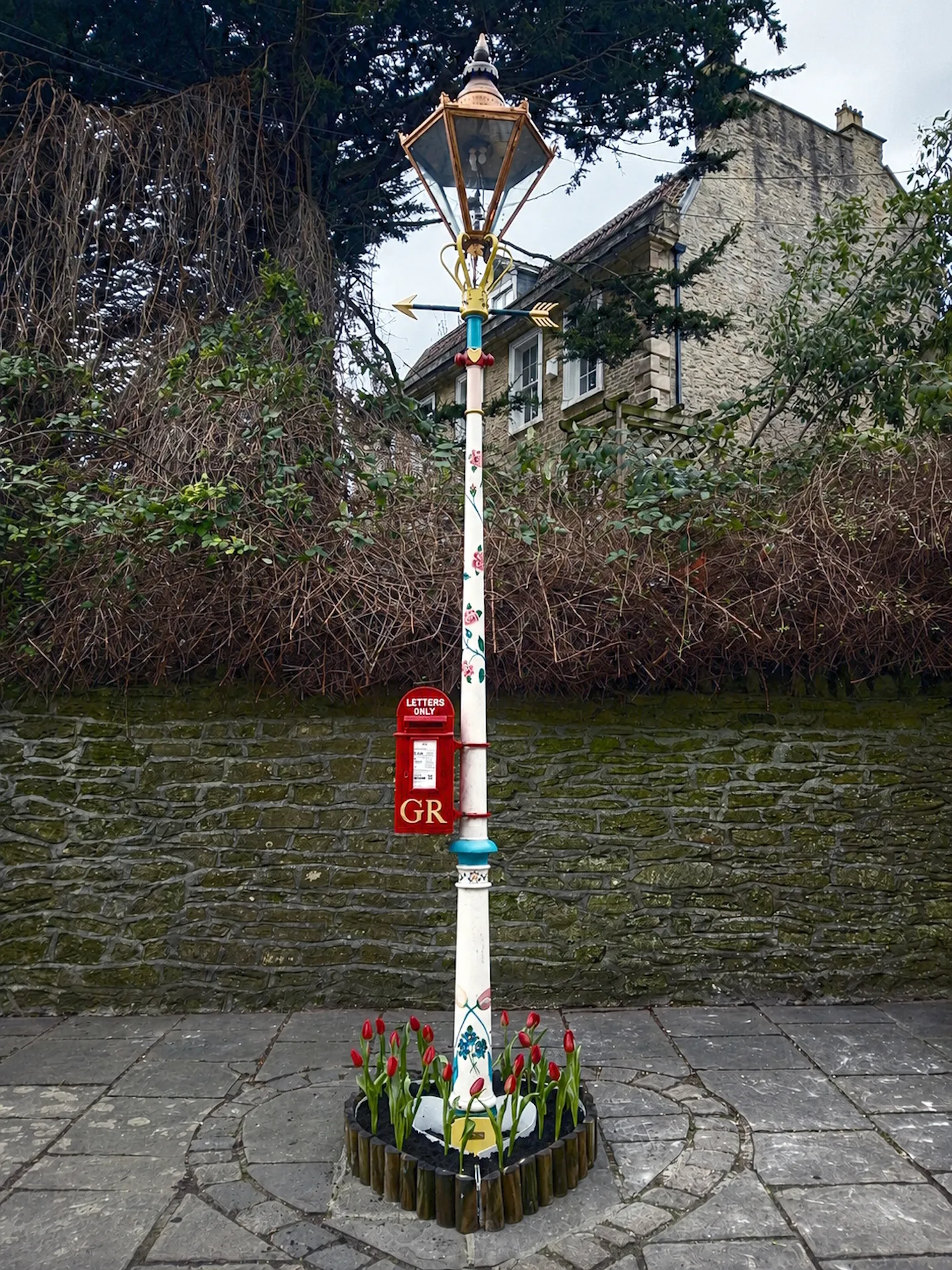 The Valentine Lamp with red tulips